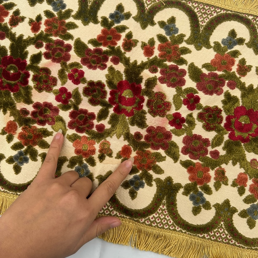 🎄 Vintage Floral Velvet Christmas Table Runner with Fringe 🎄 - Picture 6 of 6